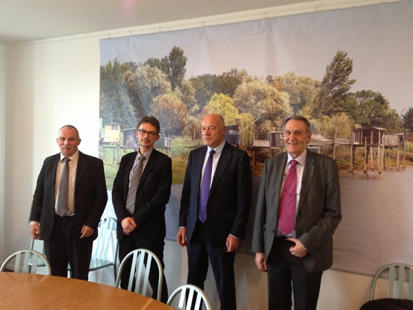 Los Presidentes Juan María Otaegui y Luc Paboeuf presentan al Presidente de Aquitania y de la Eurorregión Euskadi-Aquitania los trabajos conjuntos de ambos CES. 