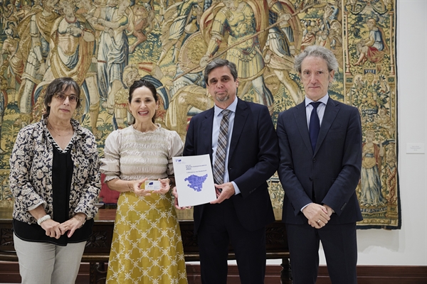 Presentación de la Memoria Socioeconómica 2023 a la Presidenta del Parlamento Vasco