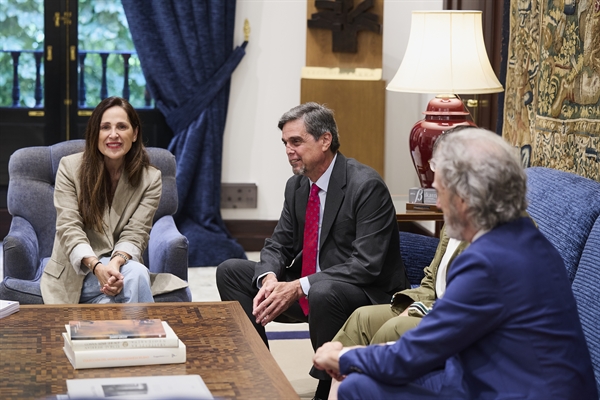El CES entrega a la Presidenta del Parlamento Vasco la Memoria socioeconómica 2024