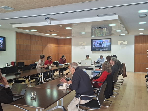 EUSKADIKO EKONOMIA ETA GIZARTE ARAZOETARAKO BATZORDEAK GARRANTZI SOZIAL HANDIKO DEKRETU-PROIEKTUEI ETA EUSKADI 2030 INDUSTRIA PLANARI BURUZKO 17 IRIZPEN EMAN ZITUEN 2025EAN